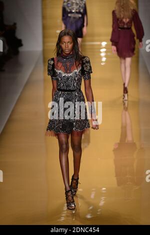 Ein Modell läuft auf der Reem Acra während der Mercedes-Benz Fshion Week am 16. Februar 2015 im Salon des Lincoln Center in New York City, NY, USA. Foto von Richard Davis/ABACAPRESS.COM Stockfoto