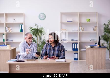 Zwei Mitarbeiter im Rentenkonzept Stockfoto