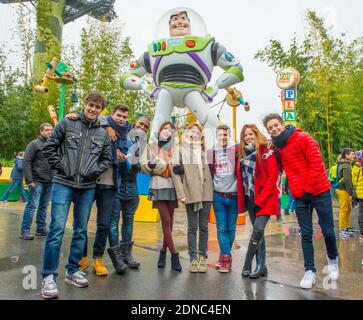 Martina Stoessel (Violetta), Candelaria Molfese (Camila), Mercedes Lambre (Ludmila), Diego Dominguez (Diego), Facundo Gambande (Maximiliano), Ruggero Pasquarelli (Federico), Samuel Nascimento (Broduey) und Jorge (Leon) besuchen Disneyland Paris, Marne-La-Vallee bei Paris, Frankreich am 17. Februar 2015. Foto von Disneyland Paris/ABACAPRESS.COM Stockfoto