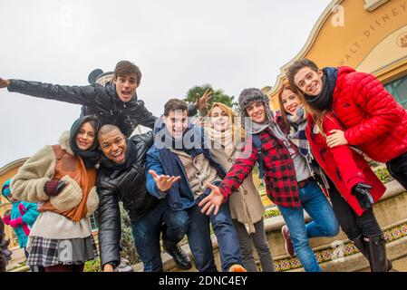 Martina Stoessel (Violetta), Candelaria Molfese (Camila), Mercedes Lambre (Ludmila), Diego Dominguez (Diego), Facundo Gambande (Maximiliano), Ruggero Pasquarelli (Federico), Samuel Nascimento (Broduey) und Jorge (Leon) besuchen Disneyland Paris, Marne-La-Vallee bei Paris, Frankreich am 17. Februar 2015. Foto von Disneyland Paris/ABACAPRESS.COM Stockfoto