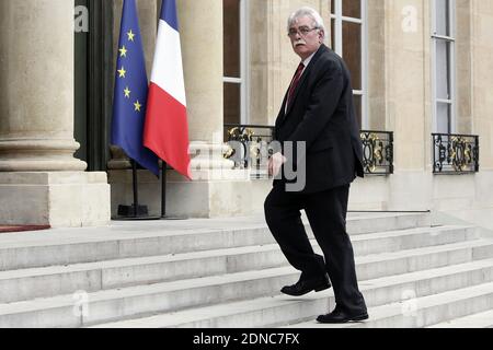 Der Chef der Front de Gauche-Gruppe der französischen Nationalversammlung Andre Chassaigne kommt im Präsidentenpalast von Elysee vor einem Treffen mit dem französischen Präsidenten über die Ausarbeitung neuer Antiterrorgesetze am 18. Februar 2015 in Paris an. Foto von Stephane Lemouton/ABACAPRESS.COM Stockfoto