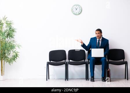 Geschäftsmann wartet auf ein Interview in der Halle Stockfoto