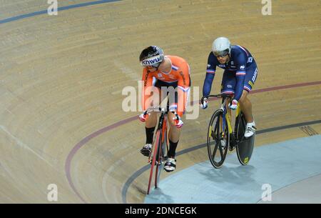 Frankreichs Quentin Lafargue feiert am 22. Februar 2015 Bronze im Sprint-Finale der Herren bei den UCI-Bahnradweltmeisterschaften in Saint-Quentin-en-Yvelines bei Paris.Foto von Christian Liewig Stockfoto