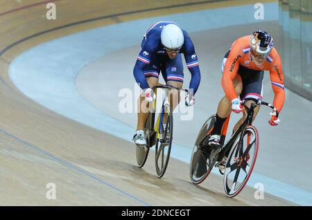 Frankreichs Quentin Lafargue feiert am 22. Februar 2015 Bronze im Sprint-Finale der Herren bei den UCI-Bahnradweltmeisterschaften in Saint-Quentin-en-Yvelines bei Paris.Foto von Christian Liewig Stockfoto