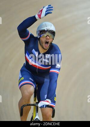 Frankreichs Quentin Lafargue feiert am 22. Februar 2015 Bronze im Sprint-Finale der Herren bei den UCI-Bahnradweltmeisterschaften in Saint-Quentin-en-Yvelines bei Paris.Foto von Christian Liewig Stockfoto