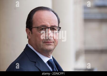 Der französische Präsident Francois Hollande posiert am 24. Februar 2015 auf dem Balkon seines Büros im Elysée-Palast in Paris. Foto Pool von Laurent Vu/ABACAPRESS.COM Stockfoto