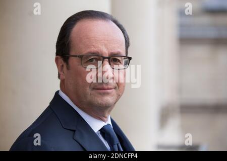 Der französische Präsident Francois Hollande posiert am 24. Februar 2015 auf dem Balkon seines Büros im Elysée-Palast in Paris. Foto Pool von Laurent Vu/ABACAPRESS.COM Stockfoto