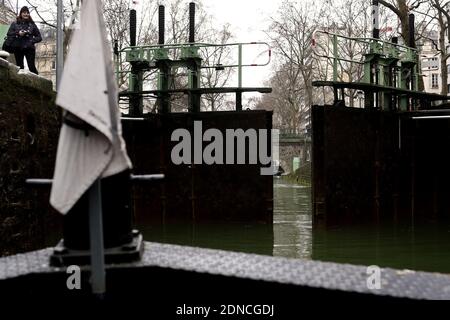 Illustration der Entdeckung auf dem Ariane-Boot des unterirdischen Teils des Kanals Saint Martin, zwischen dem Hafen des Arsenals und dem Tempel Faubourg du, in Paris, am 26. Februar 2015. Foto von Stephane Lemouton/ABACAPRESS.COM Stockfoto