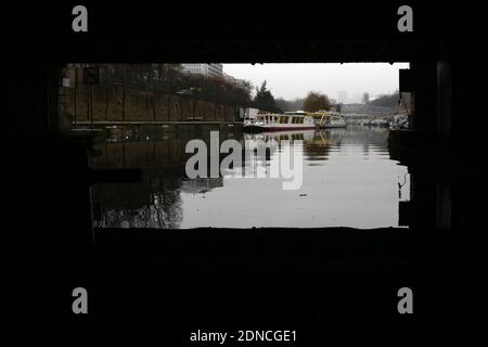 Illustration der Entdeckung auf dem Ariane-Boot des unterirdischen Teils des Kanals Saint Martin, zwischen dem Hafen des Arsenals und dem Tempel Faubourg du, in Paris, am 26. Februar 2015. Foto von Stephane Lemouton/ABACAPRESS.COM Stockfoto