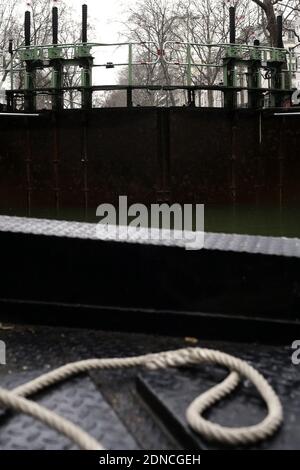 Illustration der Entdeckung auf dem Ariane-Boot des unterirdischen Teils des Kanals Saint Martin, zwischen dem Hafen des Arsenals und dem Tempel Faubourg du, in Paris, am 26. Februar 2015. Foto von Stephane Lemouton/ABACAPRESS.COM Stockfoto