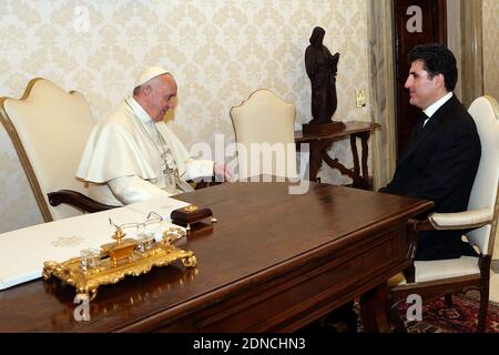 Papst Franziskus trifft am 2. März 2015 den Premierminister der Regionalregierung Irakisch-Kurdistans, Nechirvan Idris Barzani, im Vatikan. Am Tag zuvor erinnerte Papst Franziskus beim angelusgebet an die Menschen in Syrien und im Irak und sagte: "Leider gibt es keine Beendigung in den dramatischen Nachrichten über Gewalt, Entführungen und Schikanen gegen Christen, die uns aus Syrien und dem Irak erreichen." Foto von ABACAPRESS.COM Stockfoto