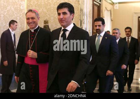 Vatikansekretär für die Beziehungen zu den Staaten (Vatikanaußenminister) der britische Erzbischof Paul Richard Gallagher (rechts) trifft am 2. März 2015 nach seinem Treffen mit Papst Franziskus den Premierminister der Regionalregierung Irakisch-Kurdistans Nechirvan Idris Barzani im Apostolischen Palast im Vatikan. Am Tag zuvor erinnerte Papst Franziskus beim angelusgebet an die Menschen in Syrien und im Irak und sagte: "Leider gibt es keine Beendigung in den dramatischen Nachrichten über Gewalt, Entführungen und Schikanen gegen Christen, die uns aus Syrien und dem Irak erreichen." Foto von ABACAPRESS.COM Stockfoto