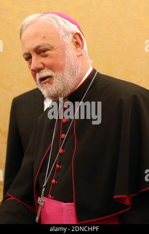 Vatikansekretär für die Beziehungen zu den Staaten (Vatikanaußenminister) der britische Erzbischof Paul Richard Gallagher (rechts) trifft am 2. März 2015 nach seinem Treffen mit Papst Franziskus den Premierminister der Regionalregierung Irakisch-Kurdistans Nechirvan Idris Barzani im Apostolischen Palast im Vatikan. Am Tag zuvor erinnerte Papst Franziskus beim angelusgebet an die Menschen in Syrien und im Irak und sagte: "Leider gibt es keine Beendigung in den dramatischen Nachrichten über Gewalt, Entführungen und Schikanen gegen Christen, die uns aus Syrien und dem Irak erreichen." Foto von ABACAPRESS.COM Stockfoto