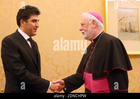 Vatikansekretär für die Beziehungen zu den Staaten (Vatikanaußenminister) der britische Erzbischof Paul Richard Gallagher (rechts) trifft am 2. März 2015 nach seinem Treffen mit Papst Franziskus den Premierminister der Regionalregierung Irakisch-Kurdistans Nechirvan Idris Barzani im Apostolischen Palast im Vatikan. Am Tag zuvor erinnerte Papst Franziskus beim angelusgebet an die Menschen in Syrien und im Irak und sagte: "Leider gibt es keine Beendigung in den dramatischen Nachrichten über Gewalt, Entführungen und Schikanen gegen Christen, die uns aus Syrien und dem Irak erreichen." Foto von ABACAPRESS.COM Stockfoto