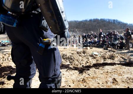 Die französische Gendarmerie nimmt während der Evakuierung von Umweltaktivisten Stellung, die am 6. März 2015 die Zone to Defend (ZAD) in der Nähe eines Staudammprojekts im Wald von Sivens besetzt hatten. Die französische Polizei zog nach einer Entscheidung des regionalrats von Tarn, das ursprünglich geplante Staubecken durch ein kleineres zu ersetzen, um ein Protestlager am Standort des umstrittenen Staudammprojekts zu räumen. Foto von Bernard-Marie/ABACAPRESS.COM - Sivens Stockfoto