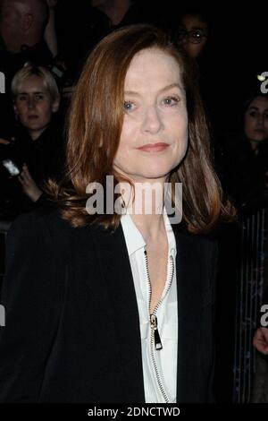 Isabelle Huppert kommt am 8. März 2015 zur Givenchy Herbst/Winter 2015-2016 Ready-to-Wear-Kollektion in Paris, Frankreich. Foto von Alban Wyters/ABACAPRESS.COM Stockfoto