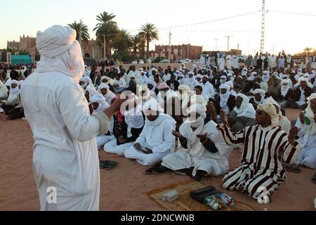 Die Einheimischen versammeln sich, um gegen die Förderung von Schiefergas in Ain-Salah, Zentralalgerien, zu protestieren, 8. märz 2015. Foto von Bilral Bensalem/ABACAPRESS.COM Stockfoto