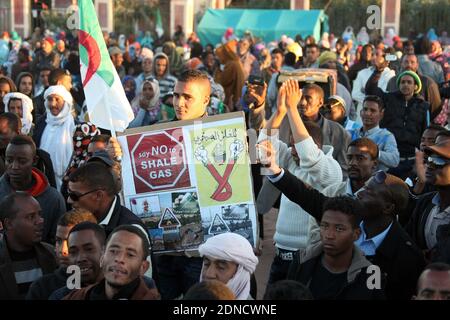 Die Einheimischen versammeln sich, um gegen die Förderung von Schiefergas in Ain-Salah, Zentralalgerien, zu protestieren, 8. märz 2015. Foto von Bilral Bensalem/ABACAPRESS.COM Stockfoto