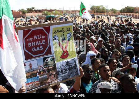 Die Einheimischen versammeln sich, um gegen die Förderung von Schiefergas in Ain-Salah, Zentralalgerien, zu protestieren, 8. märz 2015. Foto von Bilral Bensalem/ABACAPRESS.COM Stockfoto