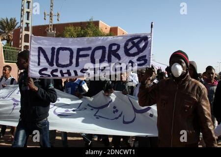 Die Einheimischen versammeln sich, um gegen die Förderung von Schiefergas in Ain-Salah, Zentralalgerien, zu protestieren, 8. märz 2015. Foto von Bilral Bensalem/ABACAPRESS.COM Stockfoto