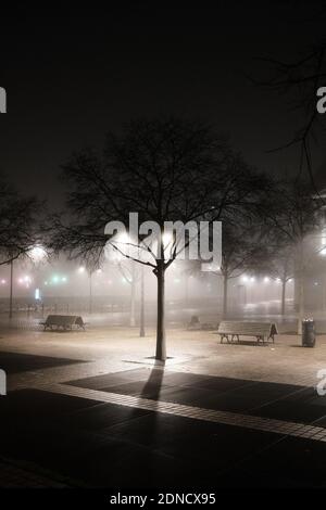 Dieses Foto, das am 17. Dezember 2020 in Bordeaux aufgenommen wurde, zeigt eine leere Straße als Ausgangssperre von 20 Uhr bis 6 Uhr in Frankreich seit dem 15. Dezember 2020, um eine dritte Welle von Coronavirus-Infektionen zu verhindern. Ein paar seltene Menschen gehen immer noch auf den Straßen vorbei. Die Franzosen stehen unter einer neuen Ausgangssperre, da das Land kämpft, um eine dritte Welle von Coronavirus-Infektionen zu vermeiden, die eine wirtschaftlich verheerende dritte nationale Sperre erfordern könnte. Die Ausgangssperre wird für Heiligabend angehoben werden, damit Familien reisen, um gemeinsam zu feiern, aber es wird an Ort und Stelle für Silvester gehalten werden. Foto von Thibaud Mori Stockfoto