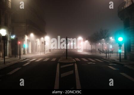 Dieses Foto, das am 17. Dezember 2020 in Bordeaux aufgenommen wurde, zeigt eine leere Straße als Ausgangssperre von 20 Uhr bis 6 Uhr in Frankreich seit dem 15. Dezember 2020, um eine dritte Welle von Coronavirus-Infektionen zu verhindern. Ein paar seltene Menschen gehen immer noch auf den Straßen vorbei. Die Franzosen stehen unter einer neuen Ausgangssperre, da das Land kämpft, um eine dritte Welle von Coronavirus-Infektionen zu vermeiden, die eine wirtschaftlich verheerende dritte nationale Sperre erfordern könnte. Die Ausgangssperre wird für Heiligabend angehoben werden, damit Familien reisen, um gemeinsam zu feiern, aber es wird an Ort und Stelle für Silvester gehalten werden. Foto von Thibaud Mori Stockfoto