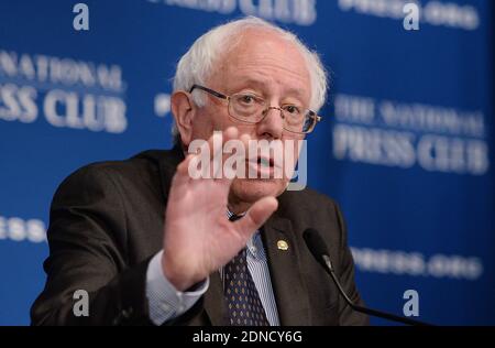 Am 9. März 2015 spricht Senator Bernie Sanders aus Vermont bei einem Mittagessen im National Press Club in Washington, DC, USA. Sanders, eine unabhängige WHO, die mit Demokraten auswechselt, erwägt, für die demokratische Nominierung 2016 als liberale Alternative zu Hillary Clinton zu kandidieren, wobei der Schwerpunkt auf Einkommensungleichheit und Klimawandel liegt. Foto von Olivier Douliery/ABACAPRESS.COM Stockfoto