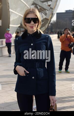 Elena Perminova kommt zur Louis Vuitton Herbst-Winter 2015/2016 Ready-to-Wear Kollektion Show, die am 11. März 2015 in der Fondation Louis Vuitton in Paris, Frankreich, stattfand. Foto von Laurent Zabulon/ABACAPRESS.COM Stockfoto