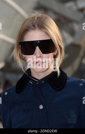 Elena Perminova kommt zur Louis Vuitton Herbst-Winter 2015/2016 Ready-to-Wear Kollektion Show, die am 11. März 2015 in der Fondation Louis Vuitton in Paris, Frankreich, stattfand. Foto von Laurent Zabulon/ABACAPRESS.COM Stockfoto