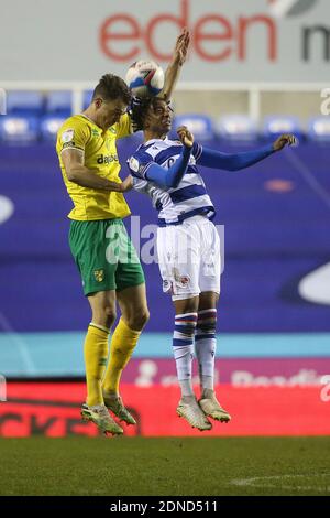 Reading, Großbritannien. Dezember 2020. Christoph Zimmermann von Norwich und Michael Olise von Reading in Aktion während des Sky Bet Championship Spiels im Madejski Stadion, Reading (Foto von Paul Chesterton/Focus Images/Sipa USA) 16/12/2020 Credit: SIPA USA/Alamy Live News Stockfoto