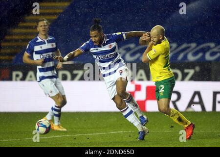 Reading, Großbritannien. Dezember 2020. Liam Moore von Reading und Teemu Pukki von Norwich in Aktion während des Sky Bet Championship Spiels im Madejski Stadium, Reading (Foto von Paul Chesterton/Focus Images/Sipa USA) 16/12/2020 Credit: SIPA USA/Alamy Live News Stockfoto