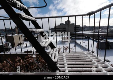 Dachgarten Stadtbild direkt nach einem Schneesturm aus einem Schnee genommen Überdachte Feuerflucht mit hellen Wolken in der Ferne blau Himmel Stockfoto