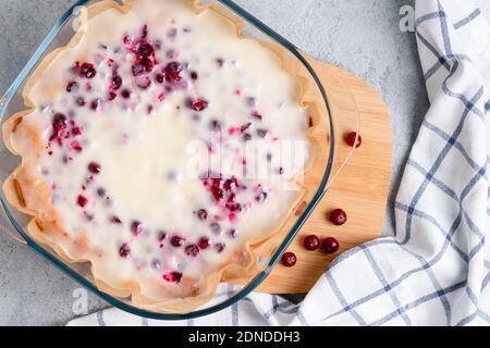 Hausgemachte Preiselbeere und saure Sahne Pie in einem Glas Backform. Draufsicht Stockfoto