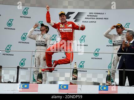 Sieger, Ferrari Deutscher Fahrer, Sebastian Vettel voller Freude springt in der Luft auf dem Podium während des Formel 1 Malaysia Grand Prix Race Day in Sepang in Kuala Lumpur in Malaysia am 29. März 2015. Foto von Giuliano Bevilacqua/ABACAPRESS.COM Stockfoto