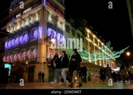 Lissabon, Portugal. Dezember 2020. Menschen mit Gesichtsmasken gehen während der Coronavirus-Pandemie Covid-19 am 17. Dezember 2020 in der Innenstadt von Lissabon, Portugal, unter Weihnachten und Neujahr. Quelle: Pedro Fiuza/ZUMA Wire/Alamy Live News Stockfoto