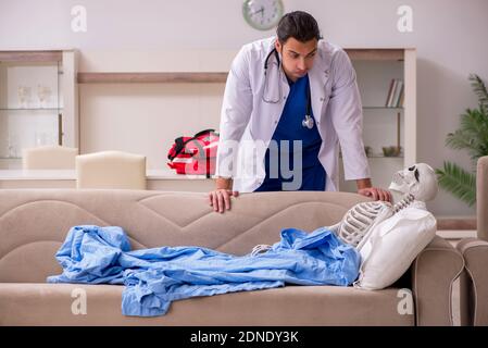 Männlicher Sanitäter, der Skelettpatient besucht Stockfoto