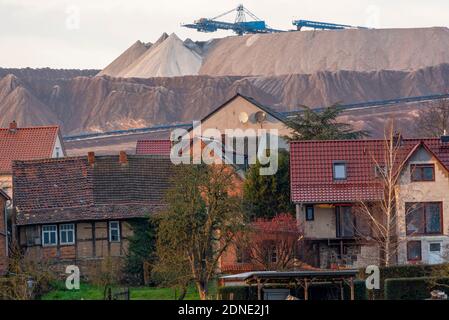 Deutschland, Sachsen-Anhalt, Zielitz, hinter dem Dorf Loitsche ragt der Abraumhaufen der Zielitz Kali-Anlage auf. Stockfoto