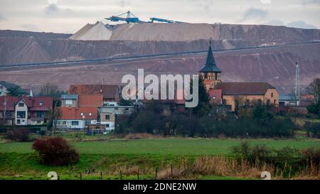 Deutschland, Sachsen-Anhalt, Zielitz, hinter dem Dorf Loitsche ragt der Abraumhaufen der Zielitz Kali-Anlage auf. Stockfoto