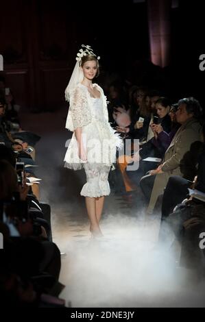 Ein Model trägt eine Kreation des französischen Designers Franck Sorbier für seine Haute-Couture Frühjahr/Sommer 2015 Kollektion in Paris, Frankreich, 28. Januar 2015. Foto von Thierry Orban/ABACAPRESS.COM Stockfoto