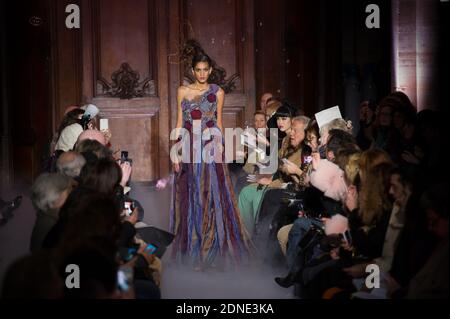 Ein Model trägt eine Kreation des französischen Designers Franck Sorbier für seine Haute-Couture Frühjahr/Sommer 2015 Kollektion in Paris, Frankreich, 28. Januar 2015. Foto von Thierry Orban/ABACAPRESS.COM Stockfoto