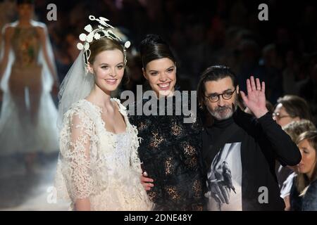 Der französische Designer Franck Sorbier Models laufen nach seiner Haute-Couture Frühjahr-Sommer 2015 Kollektion in Paris, Frankreich, 28. Januar 2015 auf dem Laufsteg. Foto von Thierry Orban/ABACAPRESS.COM Stockfoto