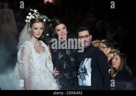 Der französische Designer Franck Sorbier Models laufen nach seiner Haute-Couture Frühjahr-Sommer 2015 Kollektion in Paris, Frankreich, 28. Januar 2015 auf dem Laufsteg. Foto von Thierry Orban/ABACAPRESS.COM Stockfoto