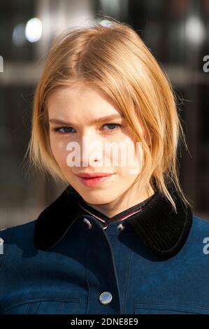 Elena Perminova kommt zur Louis Vuitton Herbst/Winter 2015-2016 Ready-to-Wear Kollektion Show, die am 11. März 2015 in der Fondation Louis Vuitton in Paris, Frankreich, stattfand. Foto von Nicolas Genin/ABACAPRESS.COM Stockfoto