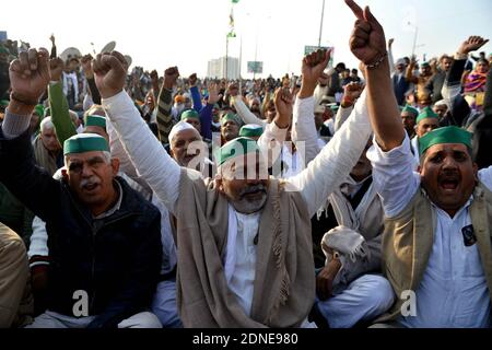 Neu Delhi, Indien. Dezember 2020. Die Bauern nehmen am 17. Dezember 2020 in Ghazipur an der Grenze Delhi-Uttar Pradesh, Indien, an einem Protest gegen die Agrarrechnungen Teil. Indiens Scheitelgericht sagte am Donnerstag, dass die Bauern ein legitimes Recht hätten, gegen die drei neuen Agrargesetze zu protestieren und dass es keinen Versuch geben sollte, sie zu beschneiden. Quelle: Partha Sarkar/Xinhua/Alamy Live News Stockfoto