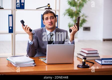 Junger Anwalt sitzt im Büro Stockfoto