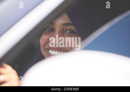 Arabische Frau Unterwegs Mit Dem Auto Stockfoto