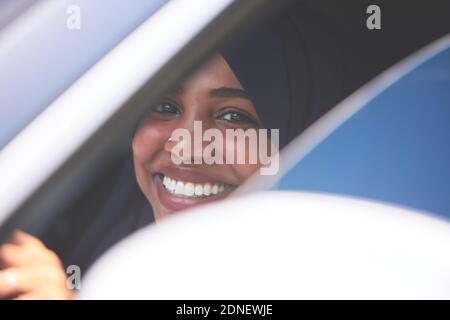 Arabische Frau Unterwegs Mit Dem Auto Stockfoto