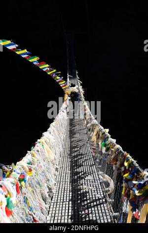 Brücke in die Dunkelheit Stockfoto