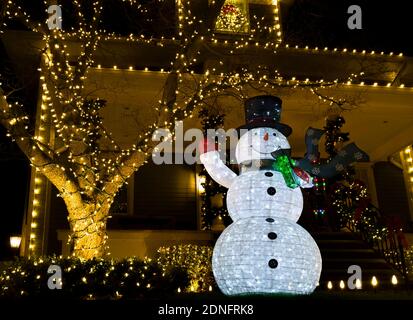 Weihnachtsdekorationen im Dyker Heights - einem Viertel in Brooklyn, das für seine extravaganten Ausstellungen zu Weihnachten bekannt ist. New York, USA Stockfoto