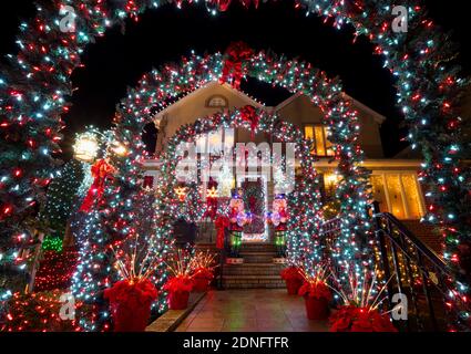 Weihnachtsdekorationen im Dyker Heights - einem Viertel in Brooklyn, das für seine extravaganten Ausstellungen zu Weihnachten bekannt ist. New York, USA Stockfoto